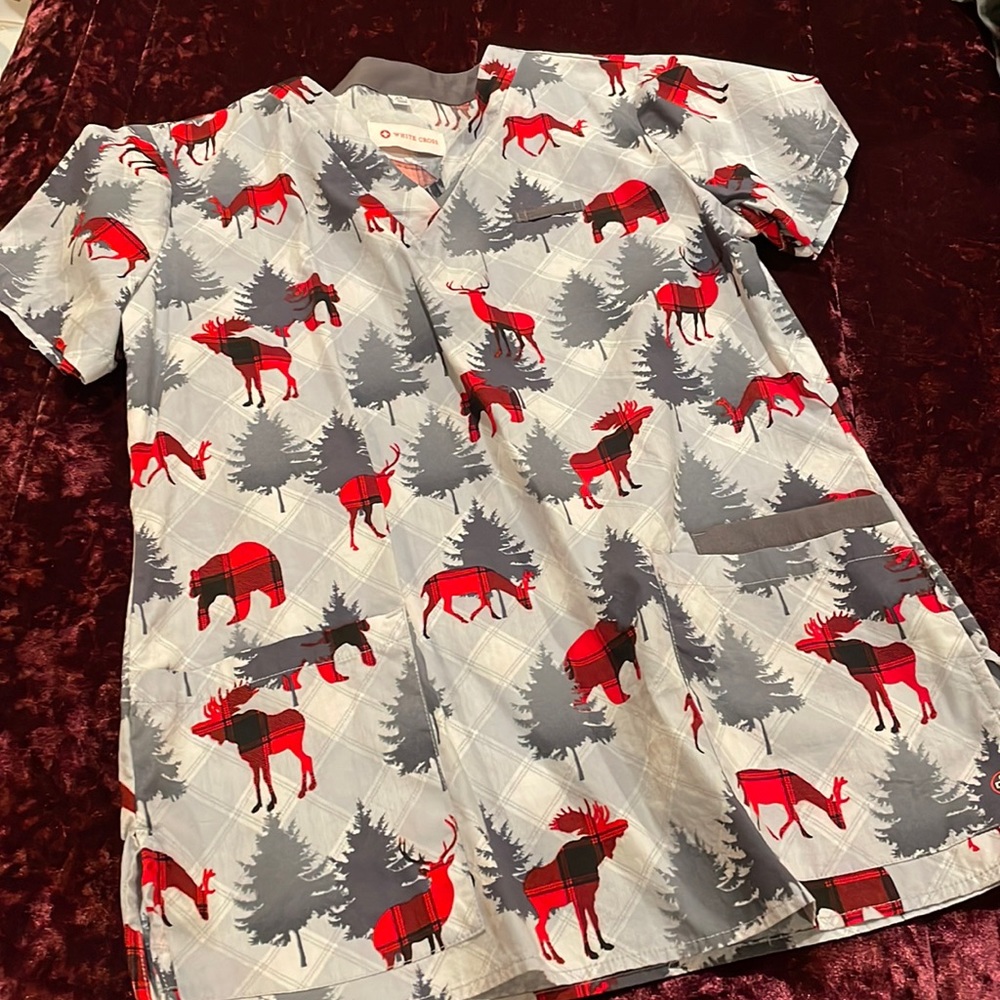 White Cross Christmas 🎄 scrub top XS